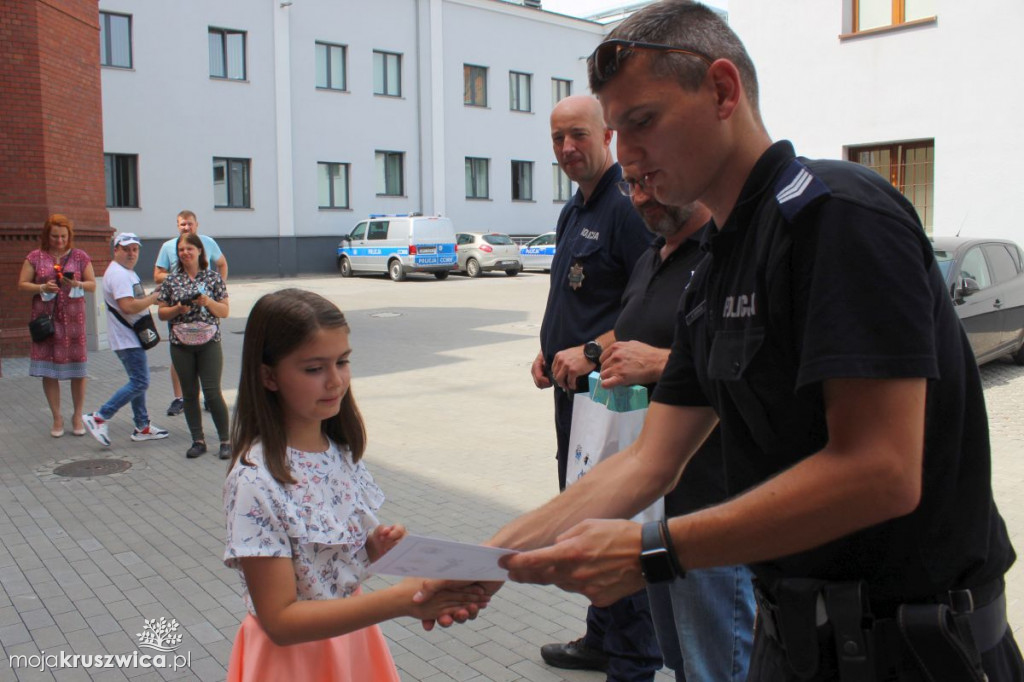 Dzieci narysowały policyjnego przewodnika z psem