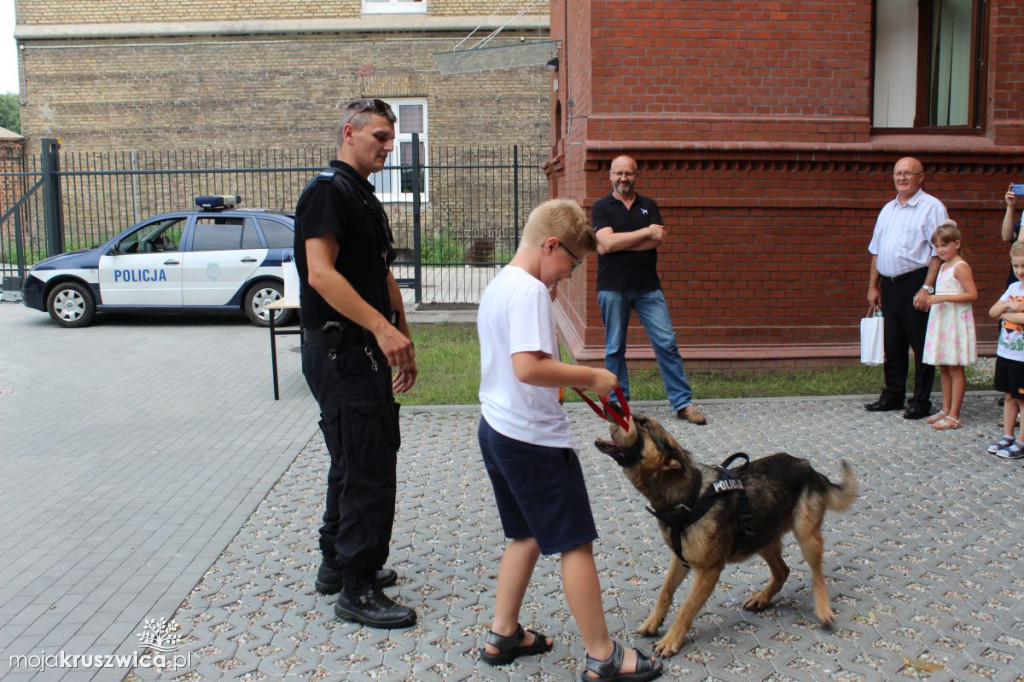 Dzieci narysowały policyjnego przewodnika z psem