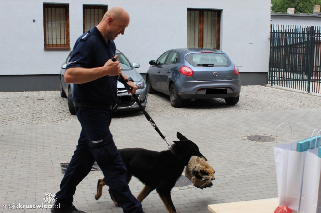 Dzieci narysowały policyjnego przewodnika z psem