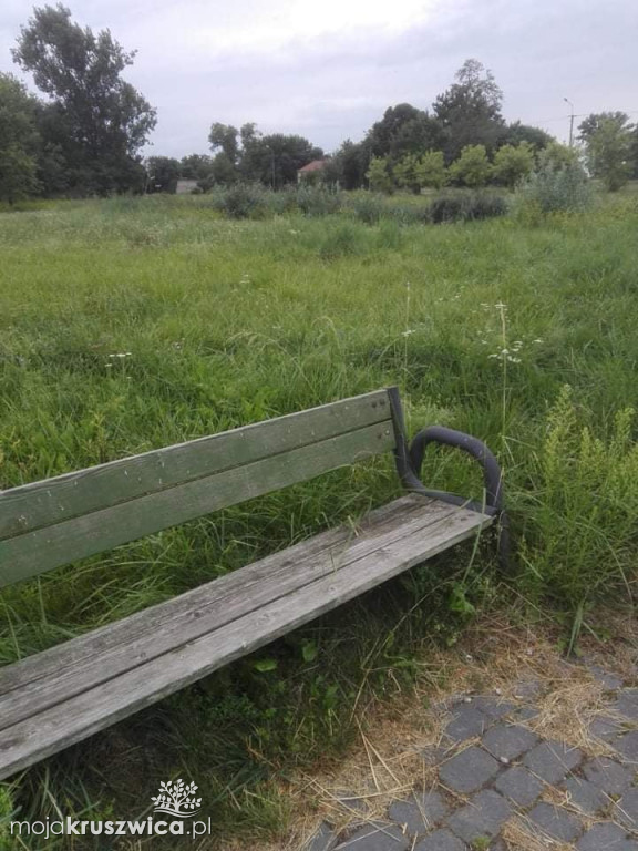  Zaniedbany plac zabaw i zarośnięte boisko w Bachorcach