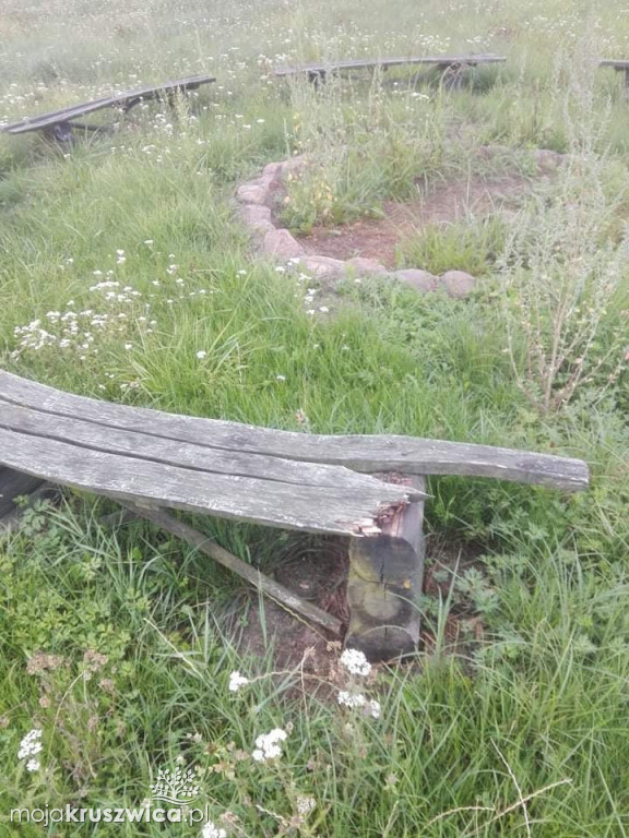  Zaniedbany plac zabaw i zarośnięte boisko w Bachorcach