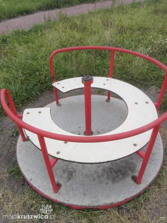  Zaniedbany plac zabaw i zarośnięte boisko w Bachorcach