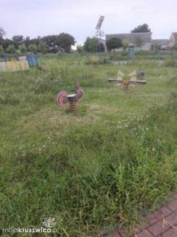  Zaniedbany plac zabaw i zarośnięte boisko w Bachorcach