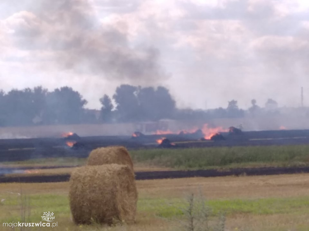 Pożar w Karczynie pod Kruszwicą. Na miejscu interweniują strażacy