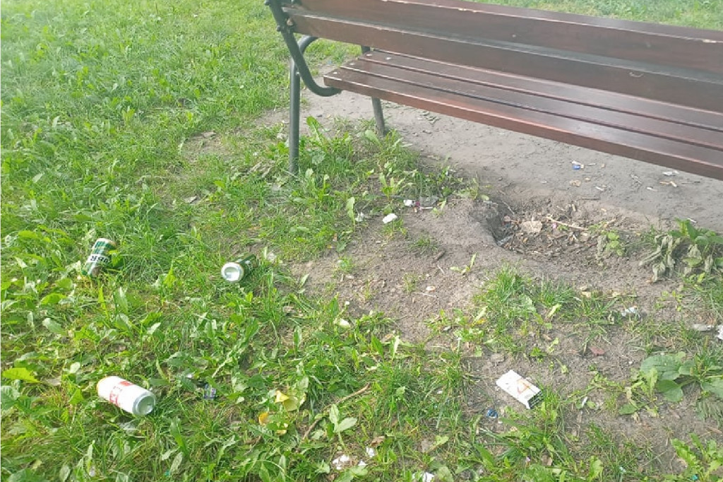 W każdy piątkowy wieczór pozostawiają po sobie śmietnik