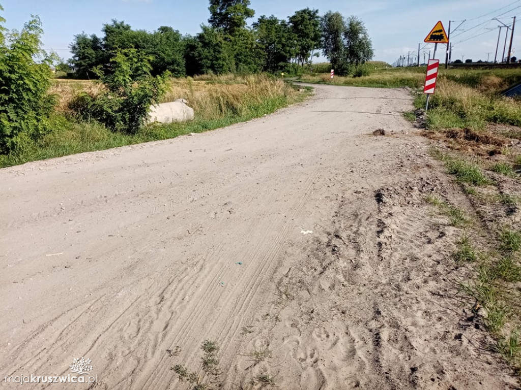 Auta zakopują się w piachu na tej drodze