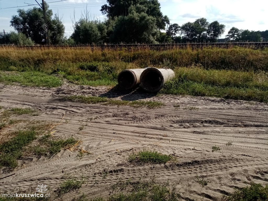 Auta zakopują się w piachu na tej drodze