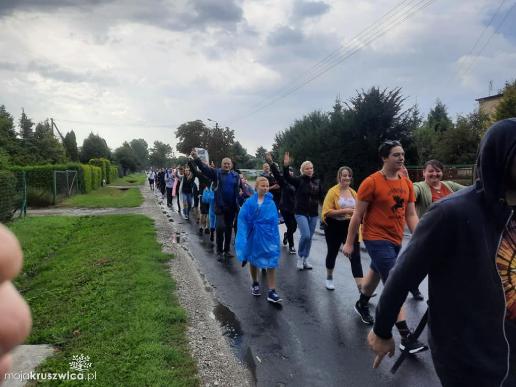 83 pielgrzymów z Kruszwicy wędrowało do Inowrocławia [FOTO]