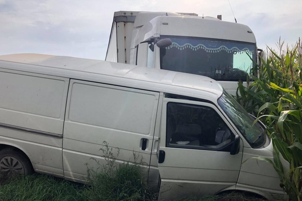 Groźny wypadek pod Kruszwicą. Bus zderzył się z ciężarówką [ZDJĘCIA]