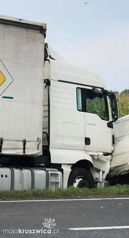 Groźny wypadek pod Kruszwicą. Bus zderzył się z ciężarówką [ZDJĘCIA]