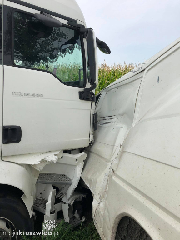 Groźny wypadek pod Kruszwicą. Bus zderzył się z ciężarówką [ZDJĘCIA]