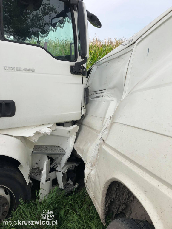 Groźny wypadek pod Kruszwicą. Bus zderzył się z ciężarówką [ZDJĘCIA]