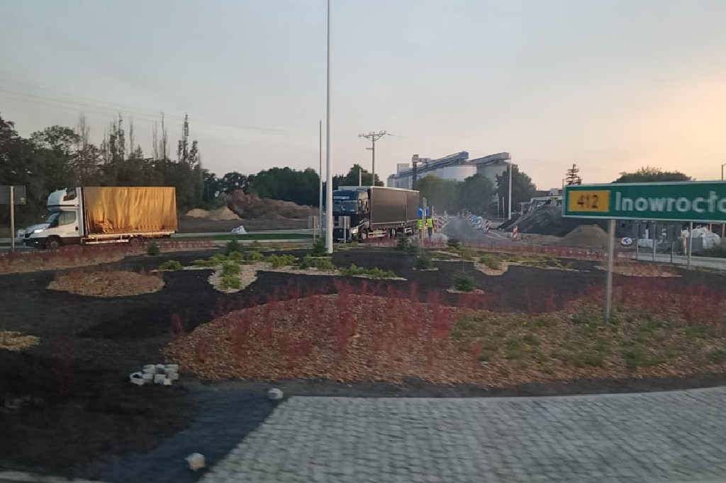 Kierowcy częściowo już korzystają z ronda w Kobylnikach [FOTO]