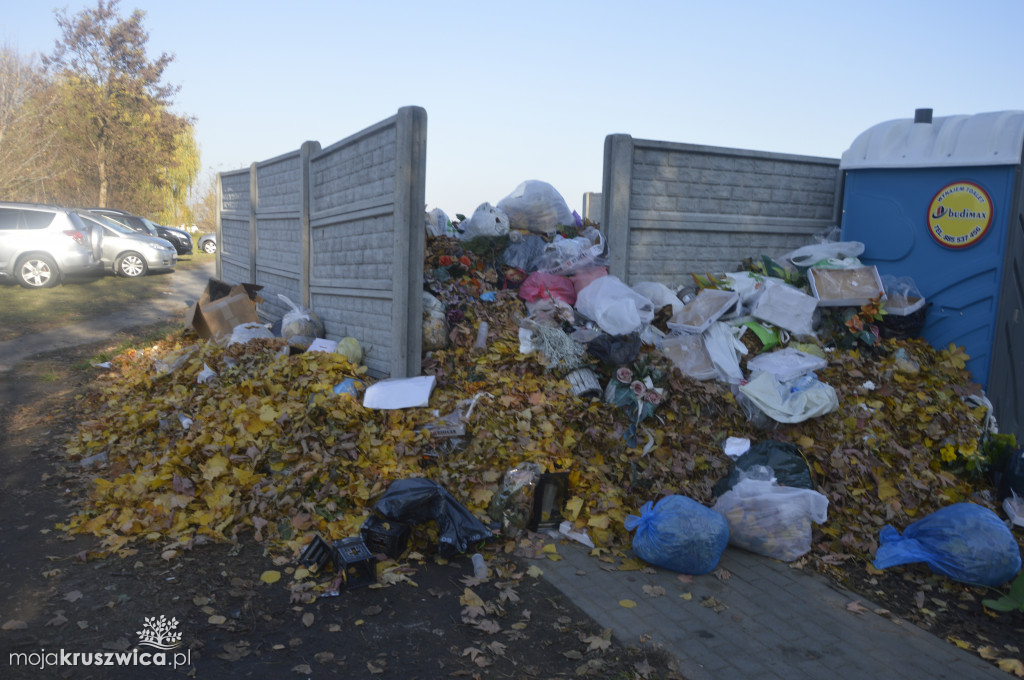 Kontener przy cmentarzu w Kruszwicy pusty. Odpady lądują obok