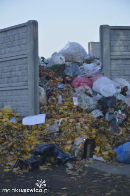 Kontener przy cmentarzu w Kruszwicy pusty. Odpady lądują obok