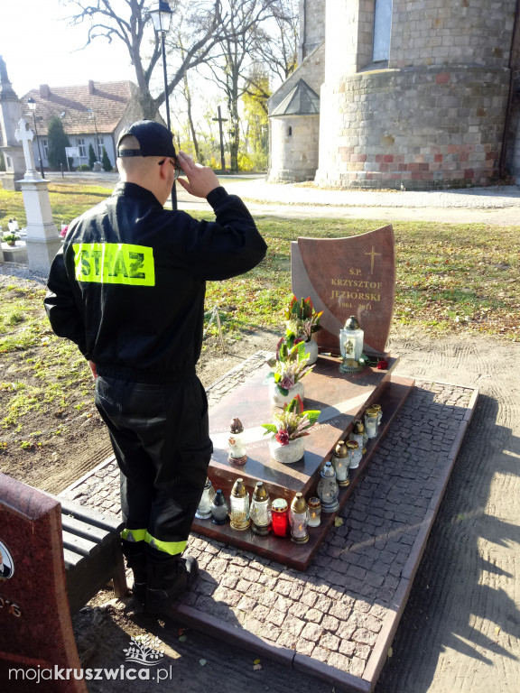 Strażacy odwiedzili groby zmarłych związanych z OSP