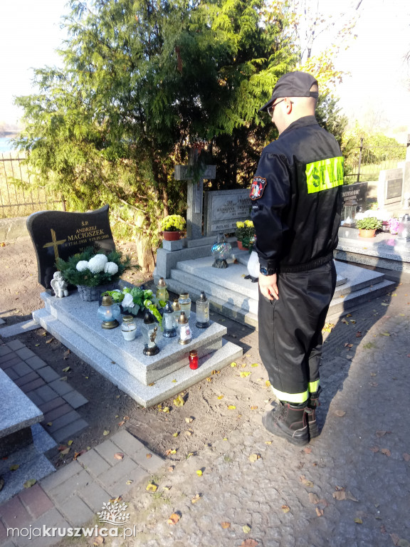 Strażacy odwiedzili groby zmarłych związanych z OSP