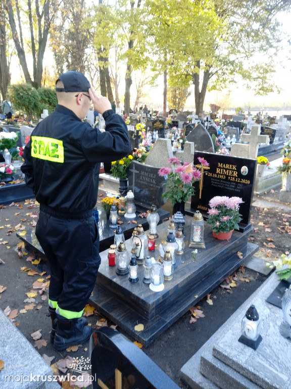 Strażacy odwiedzili groby zmarłych związanych z OSP