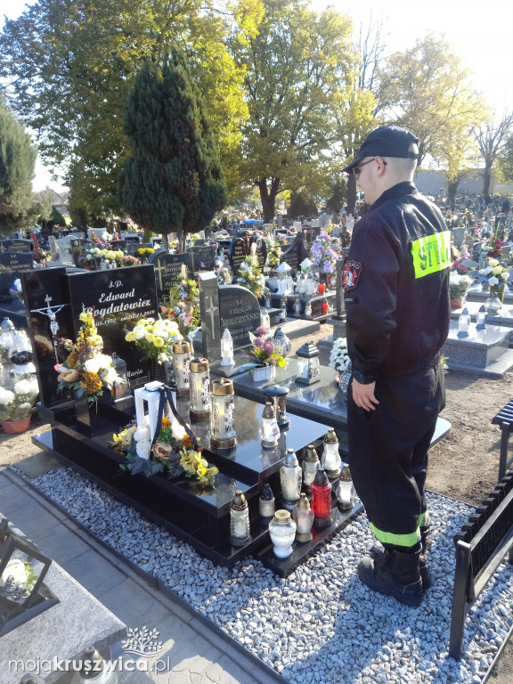 Strażacy odwiedzili groby zmarłych związanych z OSP