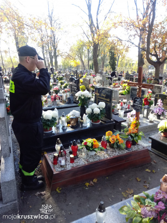 Strażacy odwiedzili groby zmarłych związanych z OSP