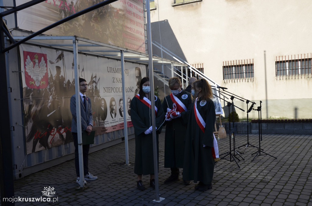 Szkoła Rzemiosła w Inowrocławiu stanęła do Hymnu Narodowego! [FOTO]