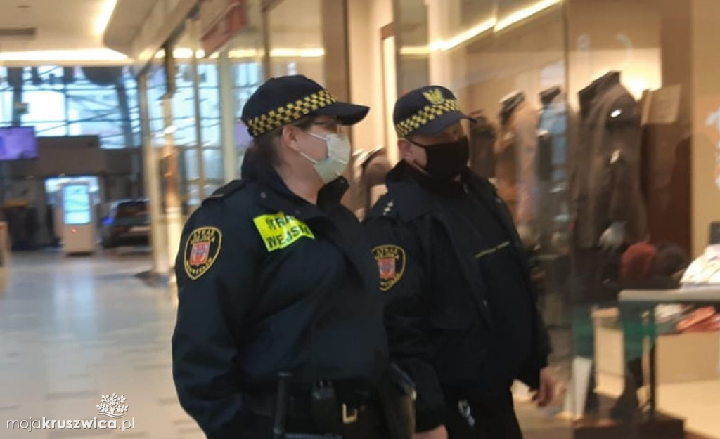 Policja w sklepach i marketach. Sprawdzają czy mamy maseczki