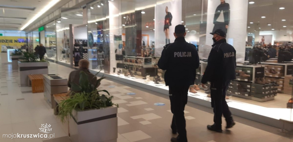 Policja w sklepach i marketach. Sprawdzają czy mamy maseczki