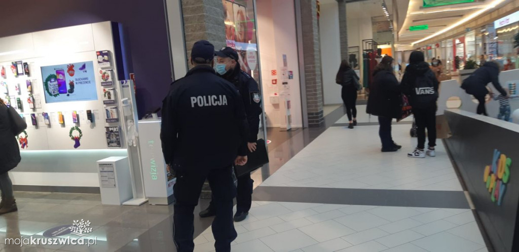 Policja w sklepach i marketach. Sprawdzają czy mamy maseczki