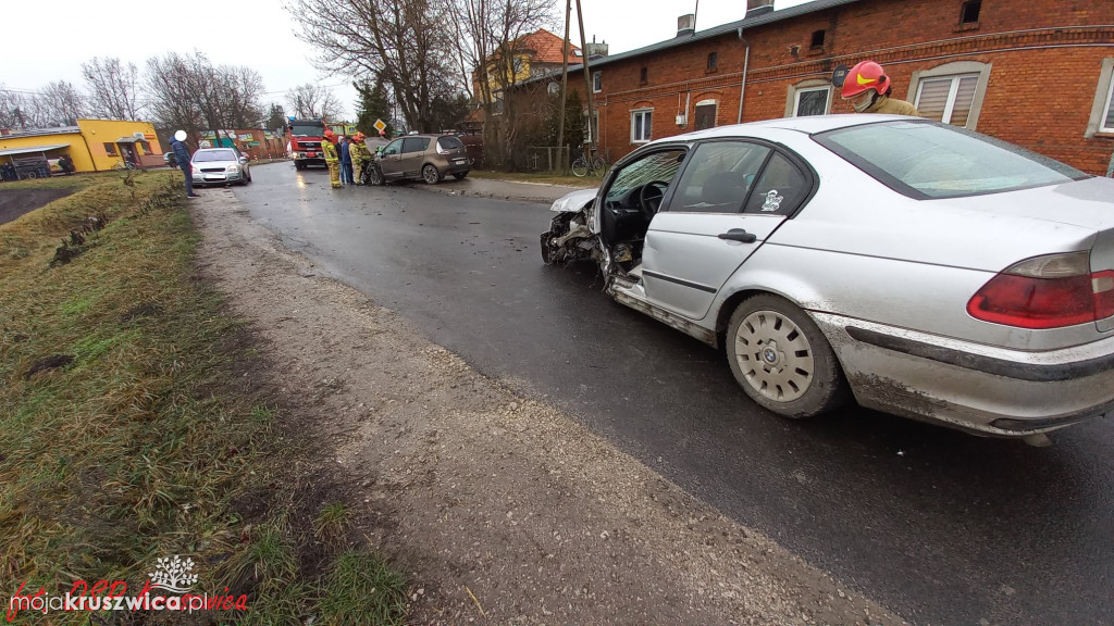 Na Poznańskiej doszło do zderzenia się dwóch aut osobowych