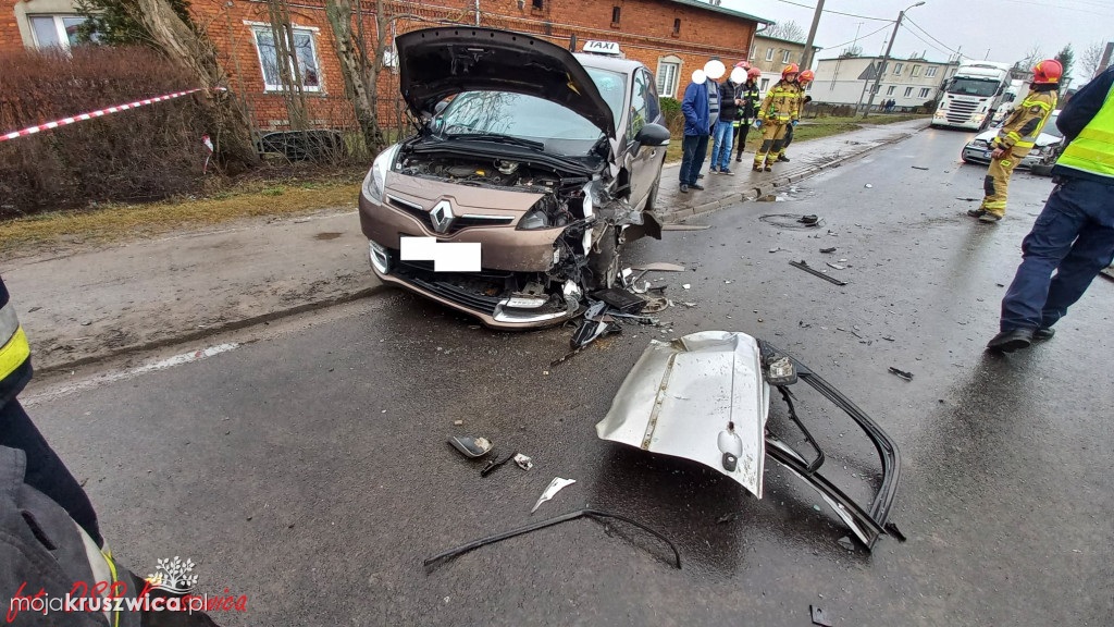 Na Poznańskiej doszło do zderzenia się dwóch aut osobowych