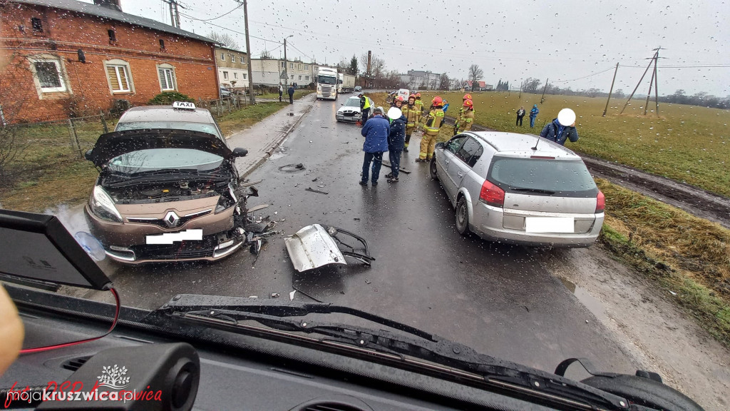 Na Poznańskiej doszło do zderzenia się dwóch aut osobowych