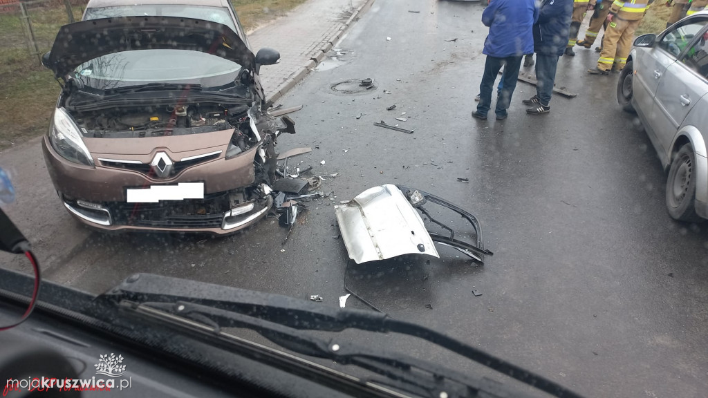 Na Poznańskiej doszło do zderzenia się dwóch aut osobowych