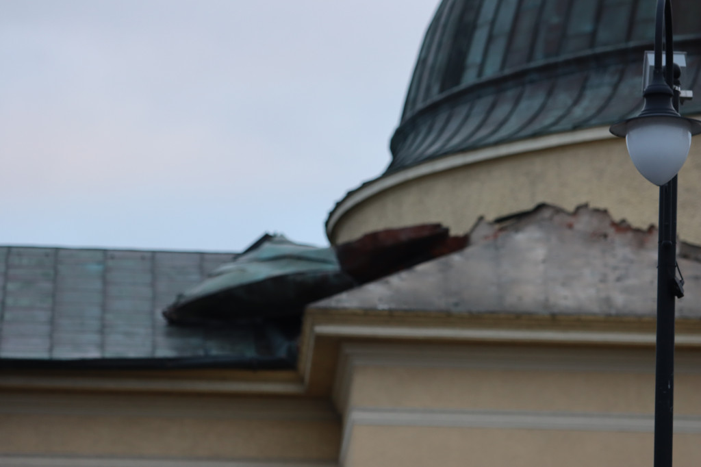 Silny wiatr naderwał część dachu na kościele św. Teresy od Dzieciątka Jezus [FOTO]