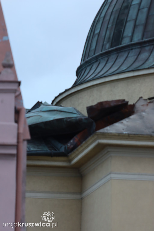 Silny wiatr naderwał część dachu na kościele św. Teresy od Dzieciątka Jezus [FOTO]
