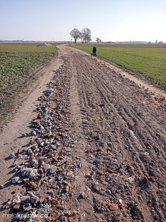 Internauci: Panie Burmistrzu jak żyć? Mieszkańcy komentują utwardzenie drogi
