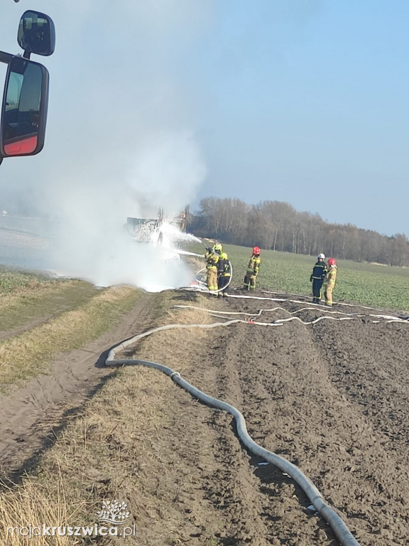 Papros pod Kruszwicą. Pożar objął maszynę do ładowania drewna