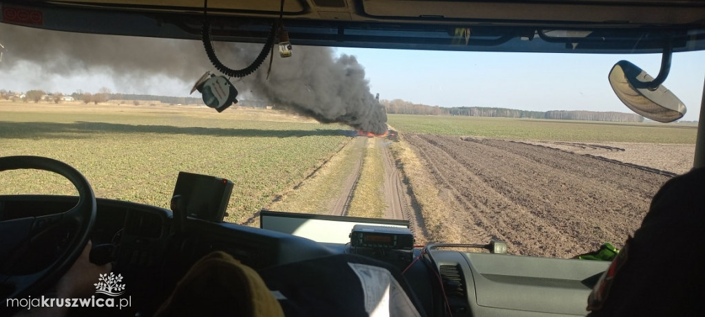 Papros pod Kruszwicą. Pożar objął maszynę do ładowania drewna
