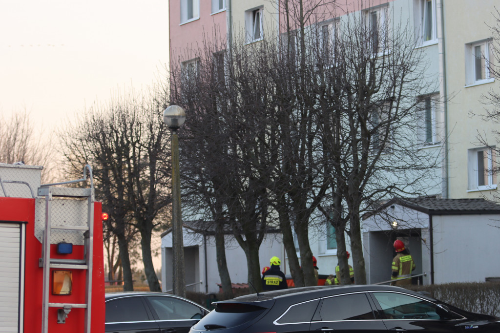 Na Kujawskiej akcja strażaków. Desperat próbował skoczyć z okna