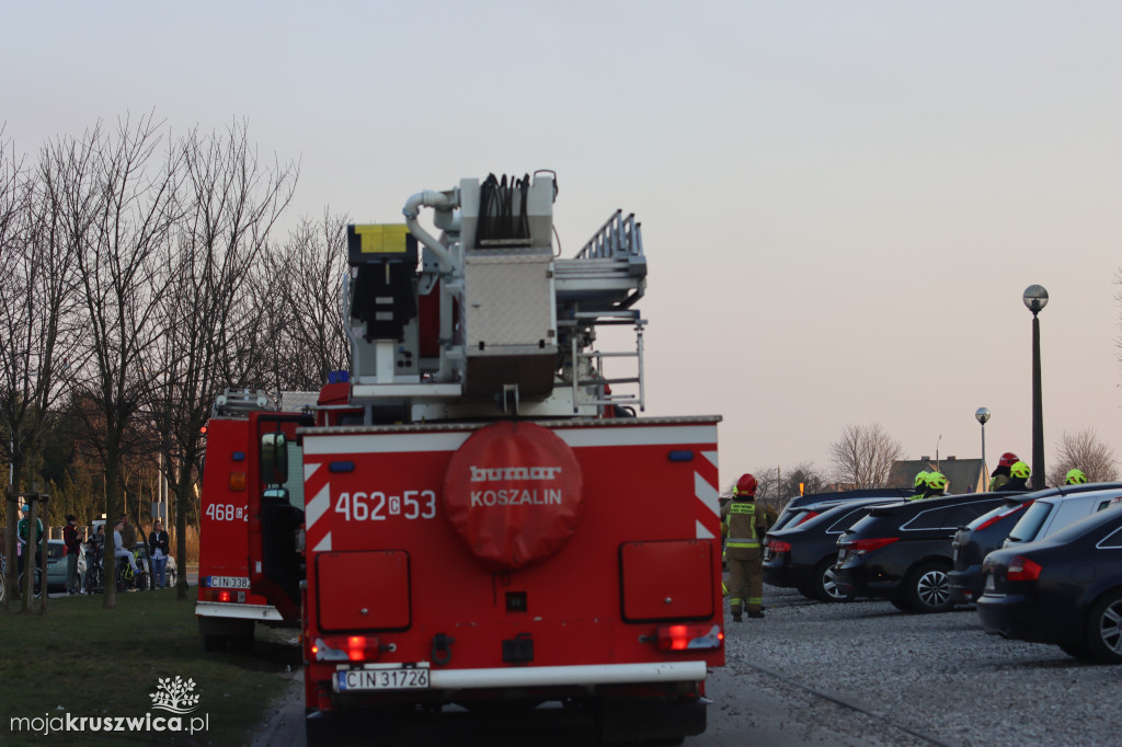 Na Kujawskiej akcja strażaków. Desperat próbował skoczyć z okna