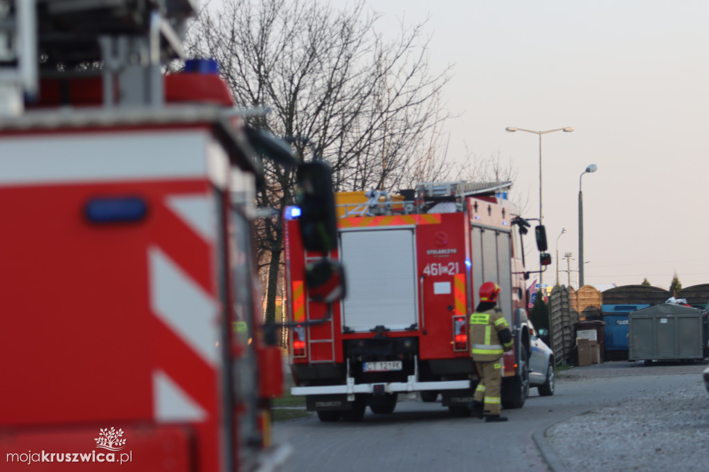 Na Kujawskiej akcja strażaków. Desperat próbował skoczyć z okna
