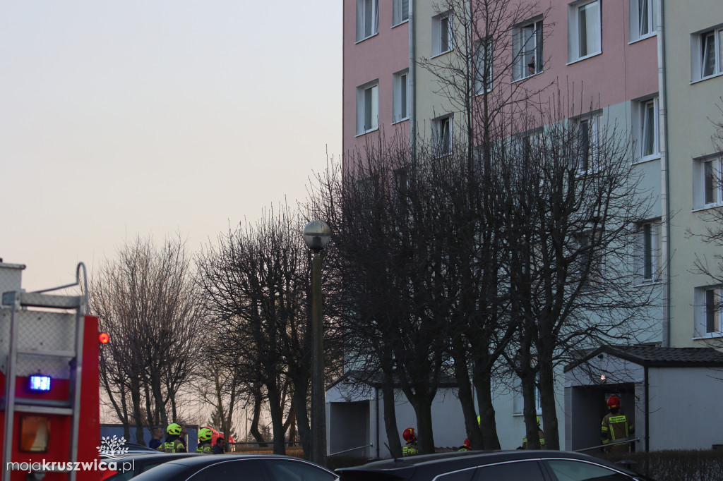 Na Kujawskiej akcja strażaków. Desperat próbował skoczyć z okna