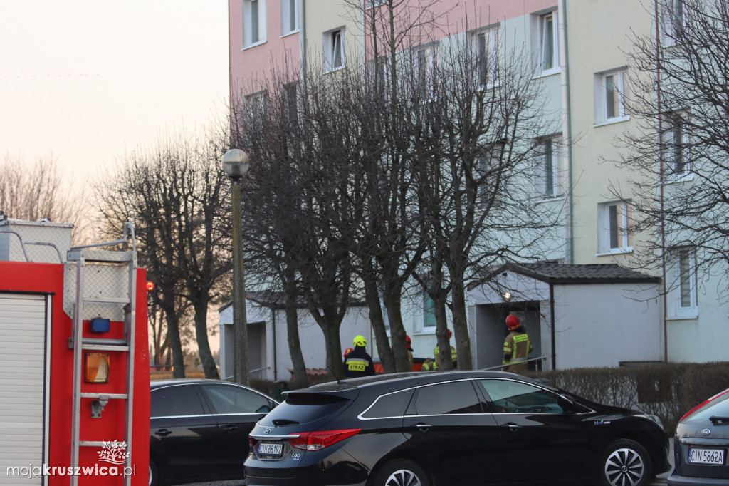 Na Kujawskiej akcja strażaków. Desperat próbował skoczyć z okna