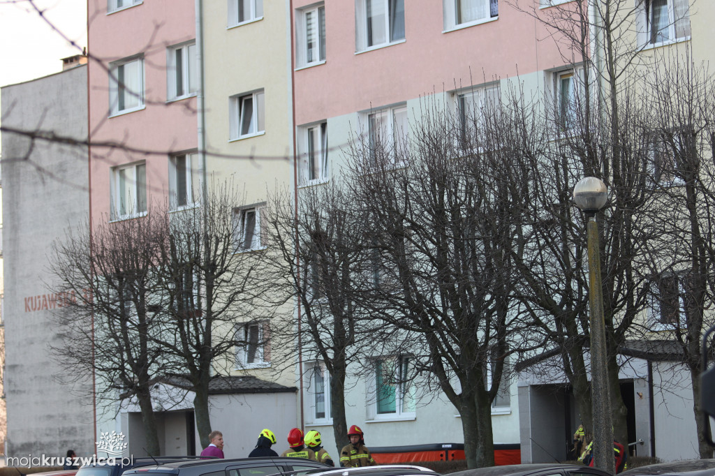 Na Kujawskiej akcja strażaków. Desperat próbował skoczyć z okna