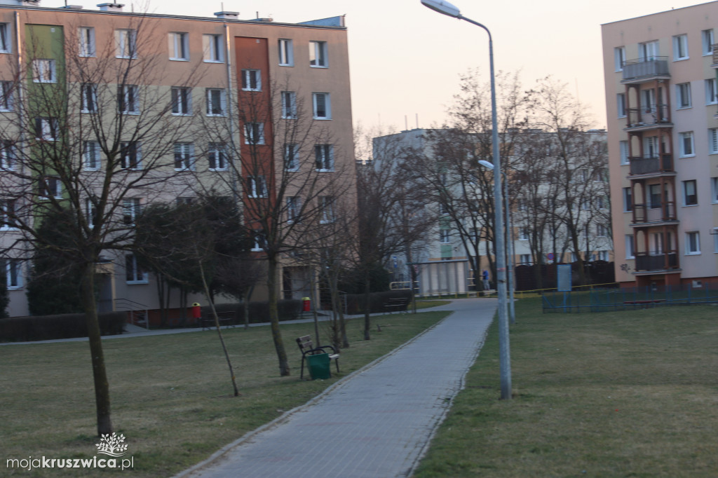 Na Kujawskiej akcja strażaków. Desperat próbował skoczyć z okna