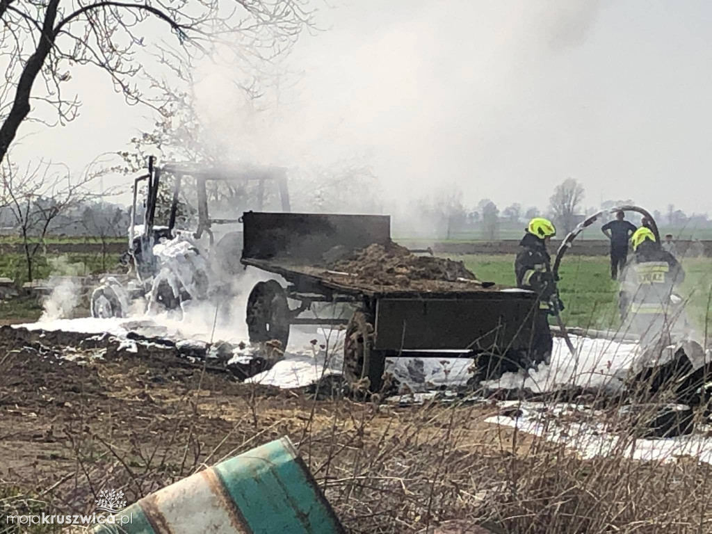  Sławsk Wielki. Pożar ciągnika z przyczepą. W drodze śmigłowiec LPR. Jest poszkodowany
