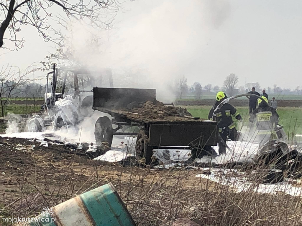  Sławsk Wielki. Pożar ciągnika z przyczepą. W drodze śmigłowiec LPR. Jest poszkodowany