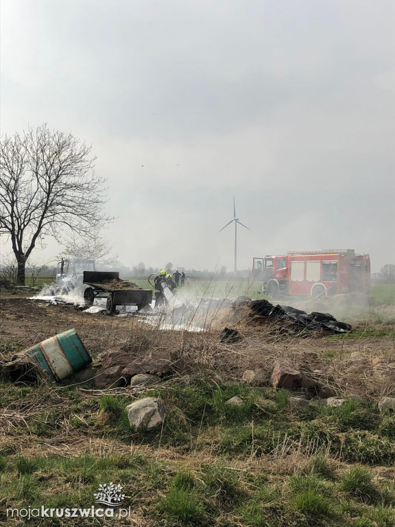  Sławsk Wielki. Pożar ciągnika z przyczepą. W drodze śmigłowiec LPR. Jest poszkodowany