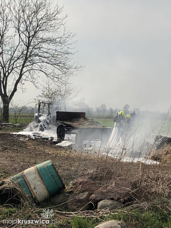 Sławsk Wielki. Pożar ciągnika z przyczepą. W drodze śmigłowiec LPR. Jest poszkodowany