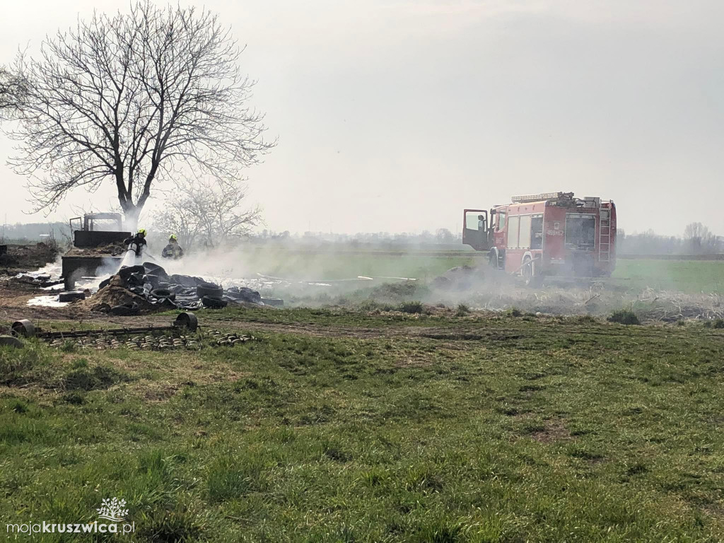  Sławsk Wielki. Pożar ciągnika z przyczepą. W drodze śmigłowiec LPR. Jest poszkodowany
