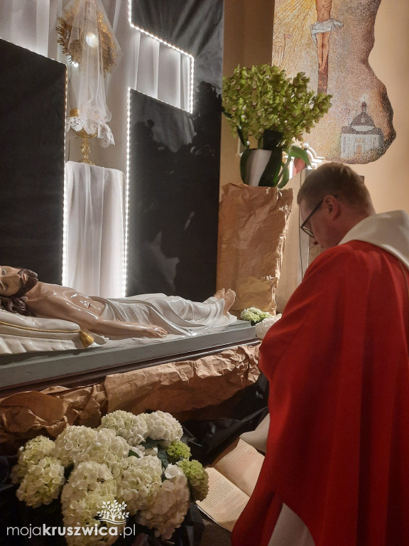  Za nami Liturgia Męki Pańskiej. Tak obchodzili ją kruszwiczanie [ZDJĘCIA]